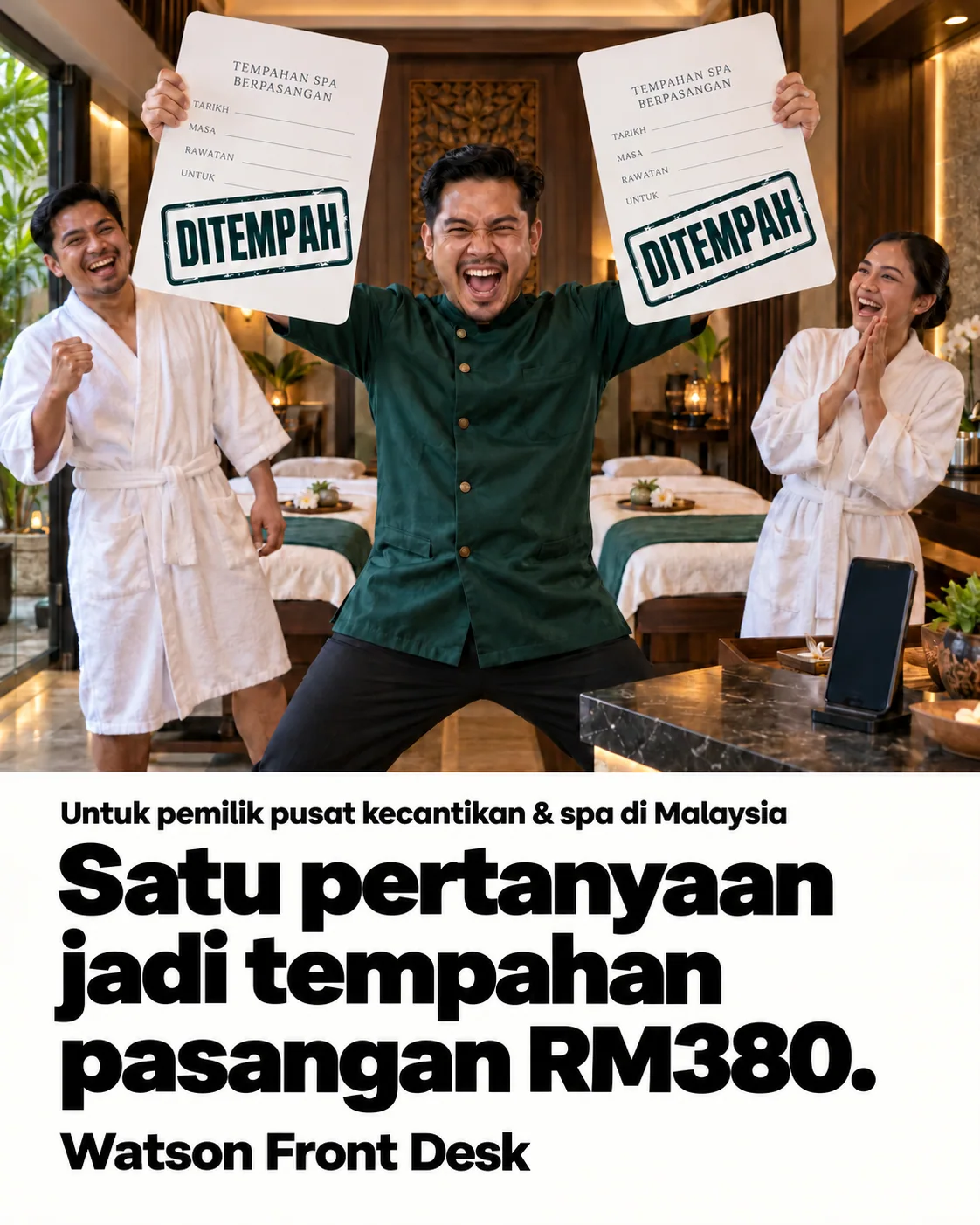 Pemilik spa memegang dua kad tempahan bersama pasangan dan dua katil rawatan.