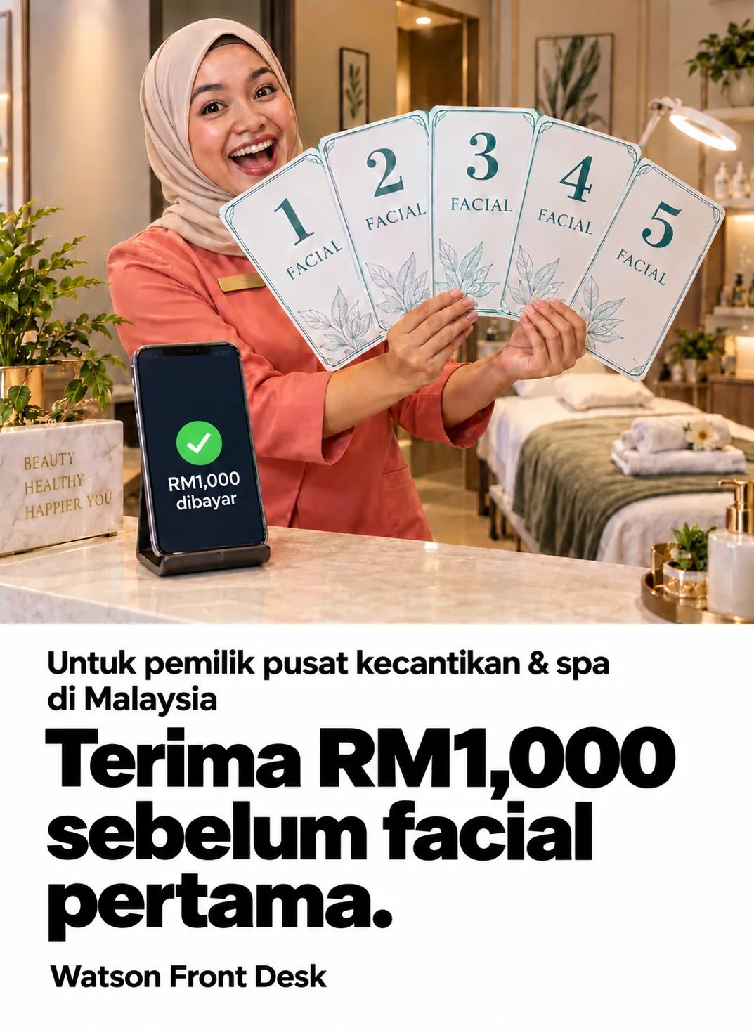 Pemilik pusat kecantikan memegang lima kad temujanji rawatan muka yang besar.